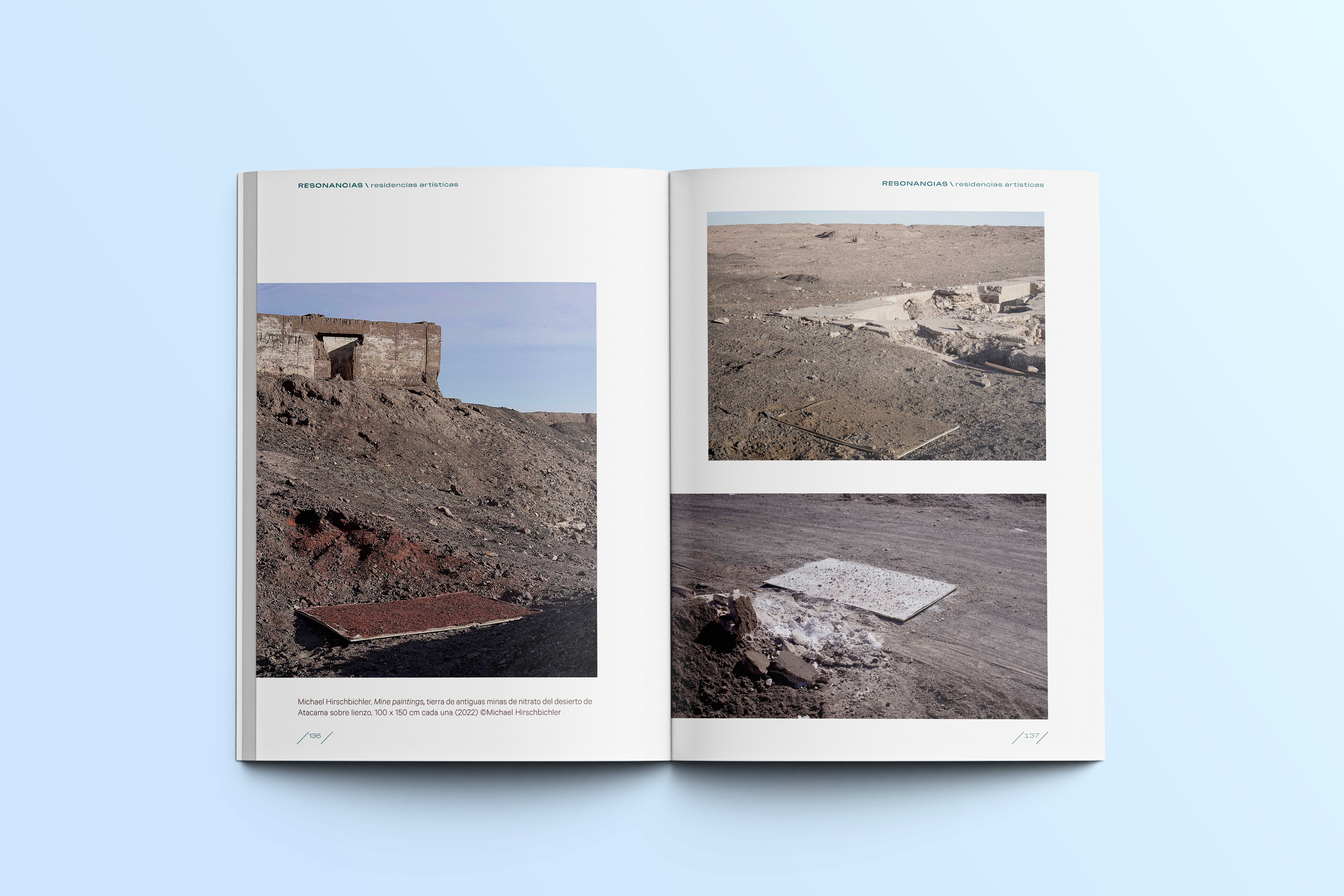 Doble página de la publicación “RESONANCIAS” con fotografías de Michael Hirschbichler que muestran paisajes áridos y restos de antiguas minas de nitrato en el desierto de Atacama.